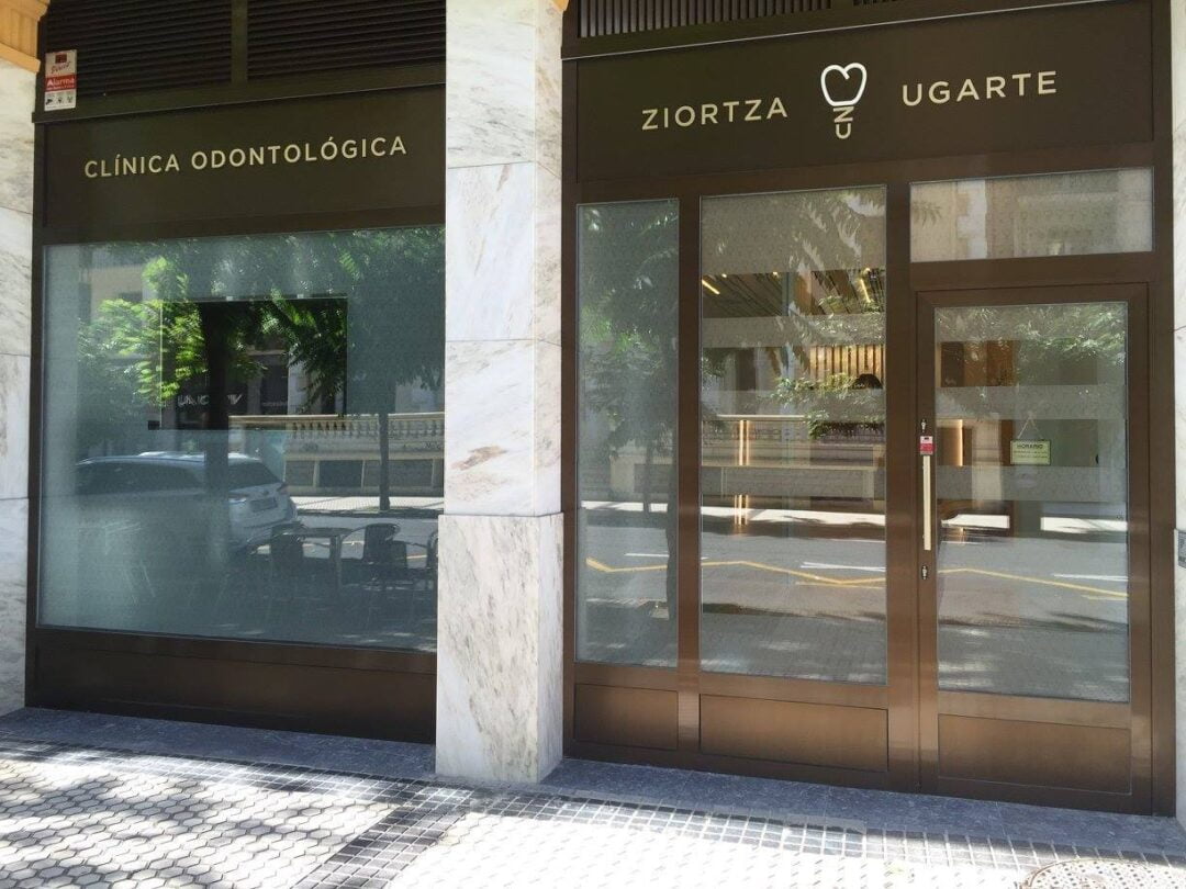 Fachada de Clínica Dental Ziortza Ugarte en Kolon Pasealekua 23, Gros