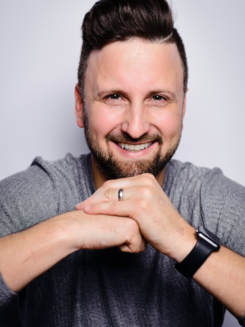 Hombre con sonrisa blanca: estética dental en Clínica Dental Ziortza Ugarte, Donostia