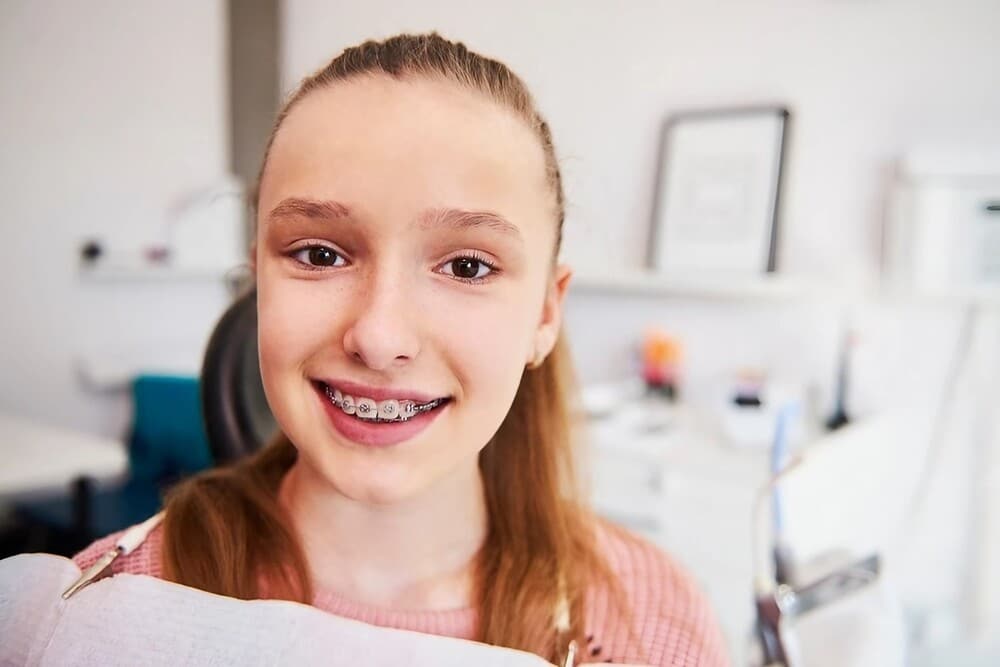 adolescente sonriente con brackets