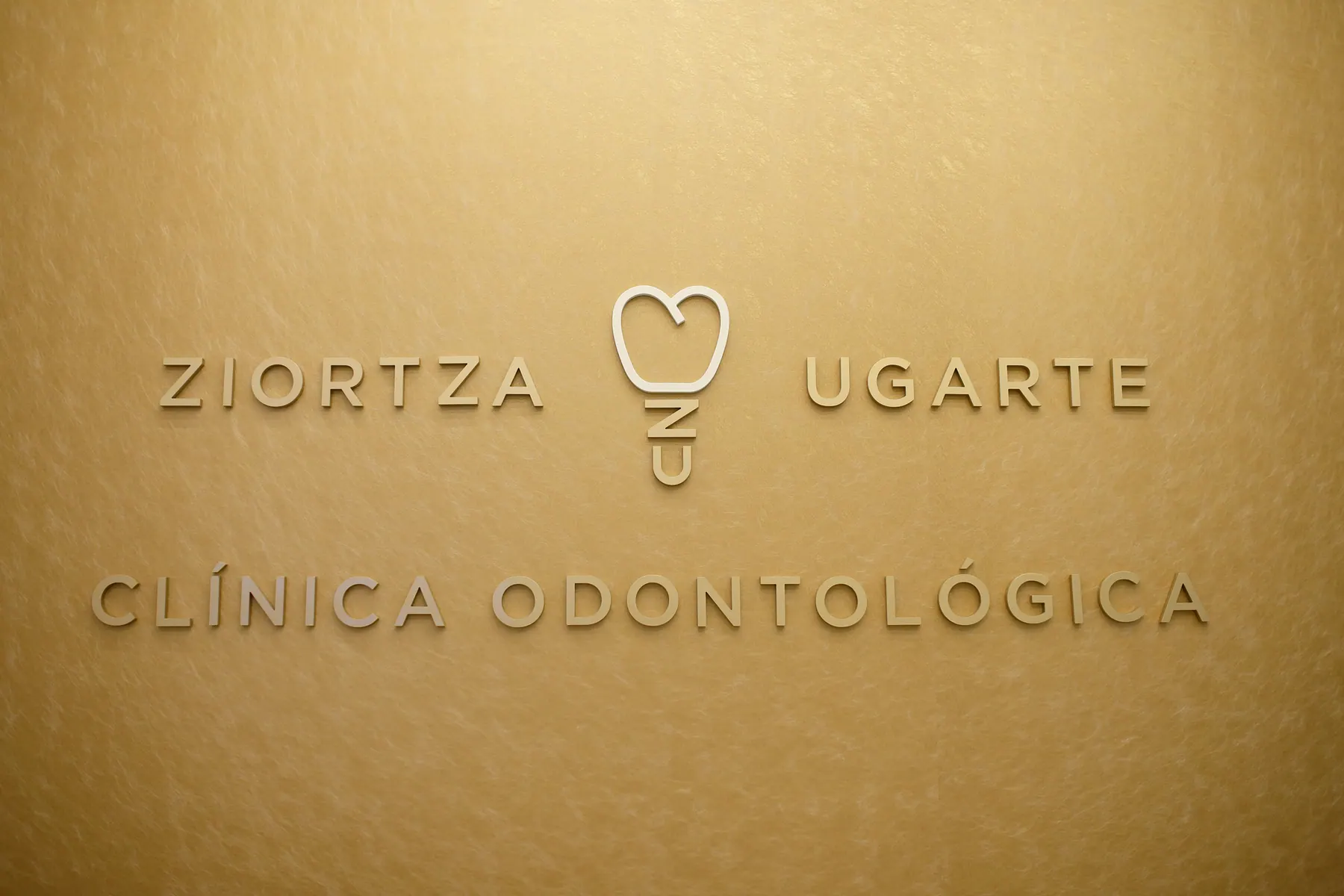 Cartel dorado "Ziortza Ugarte, Clínica Odontológica"
