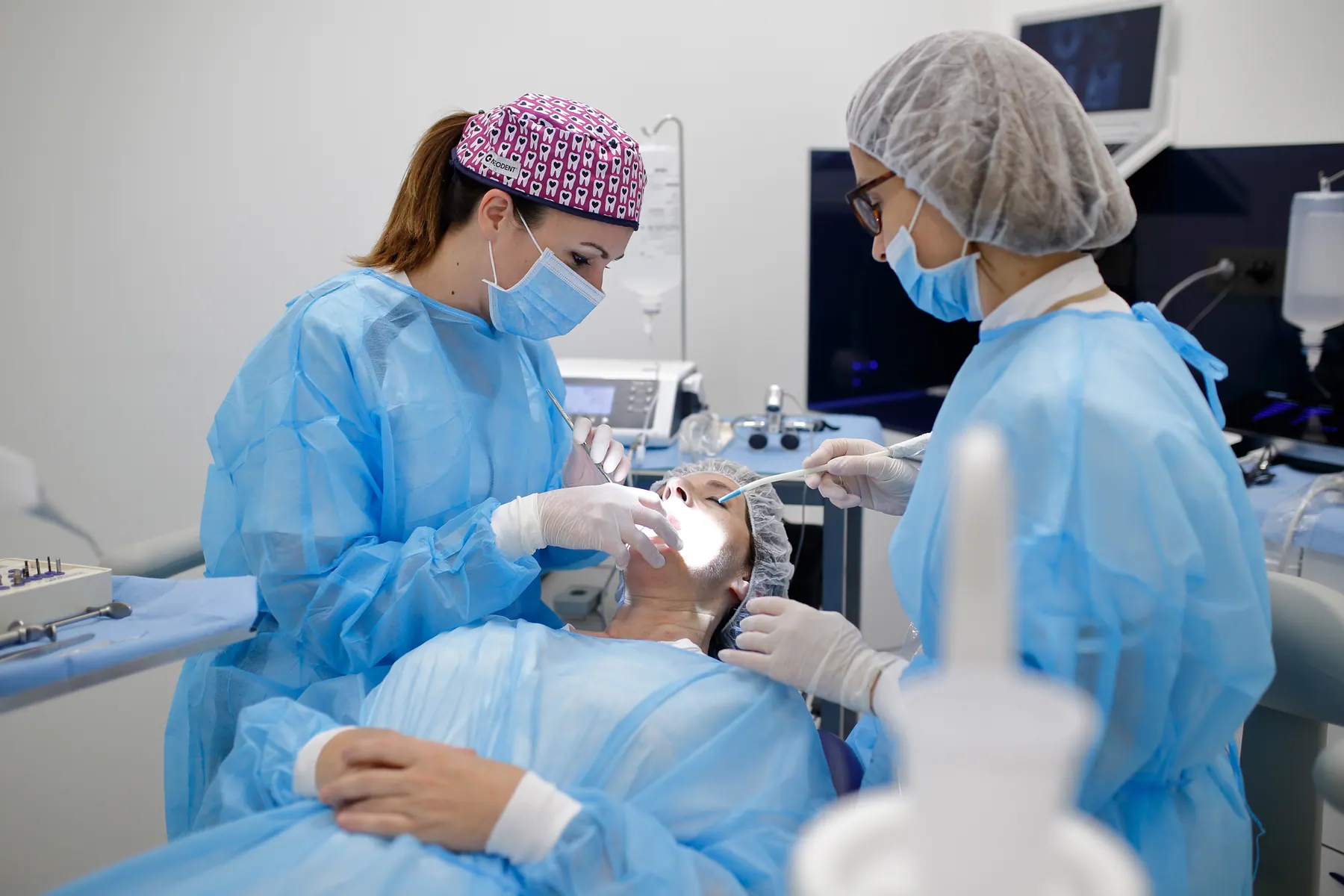 Cirugia dental ziortza ugarte equipo quirurgico Dra. Ziortza Ugarte y su ayudante durante una cirugía dental