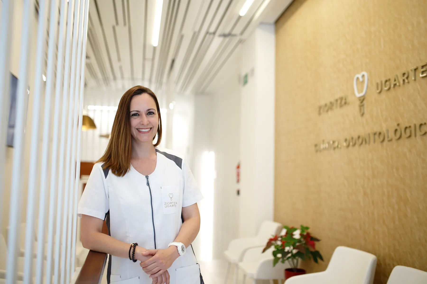 Dra ziortza ugarte sala espera clinica La Dra. Ziortza Ugarte en la sala de espera de la clínica