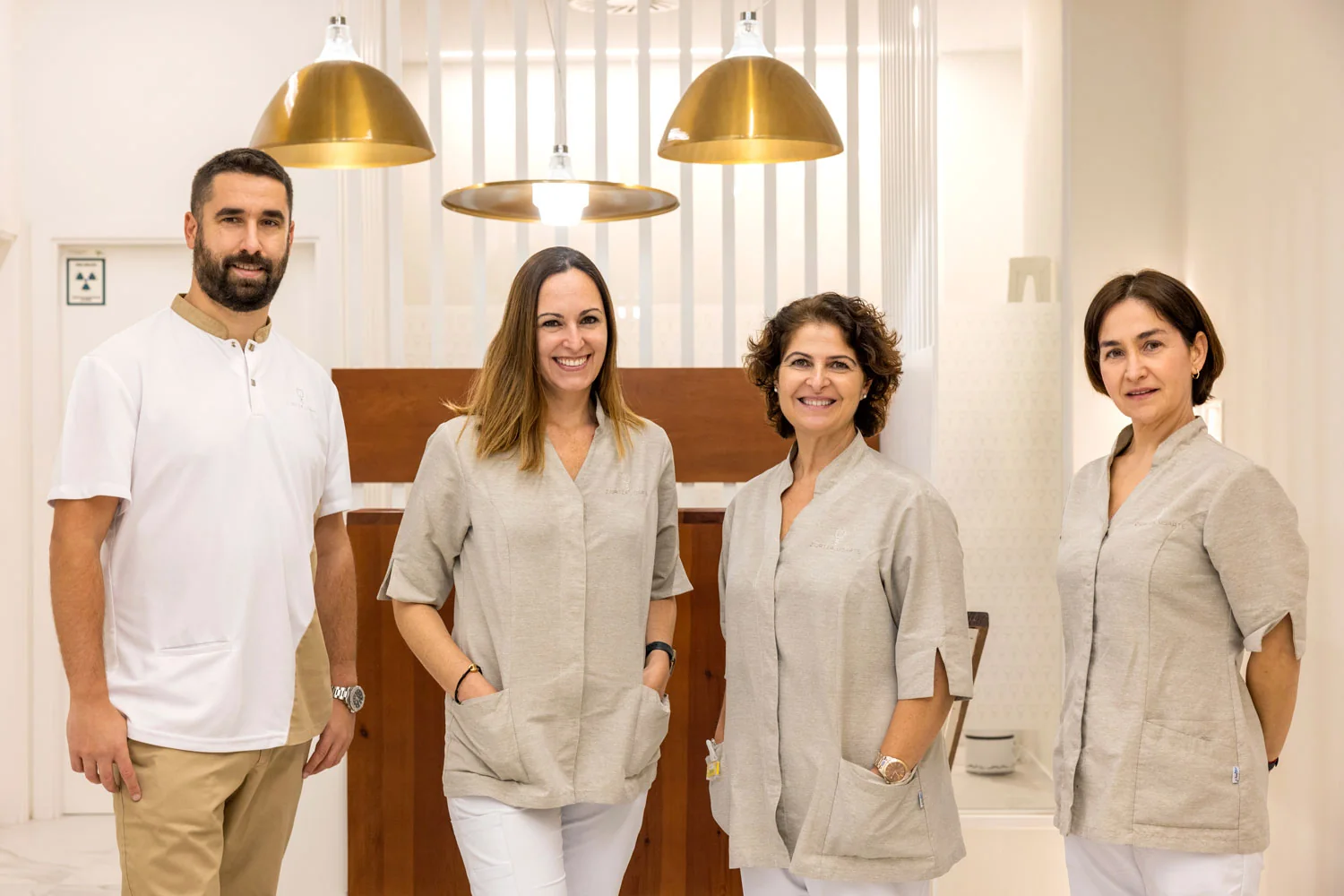 Equipo de Clínica Dental Ziortza Ugarte en la recepción de la clínica en Gros