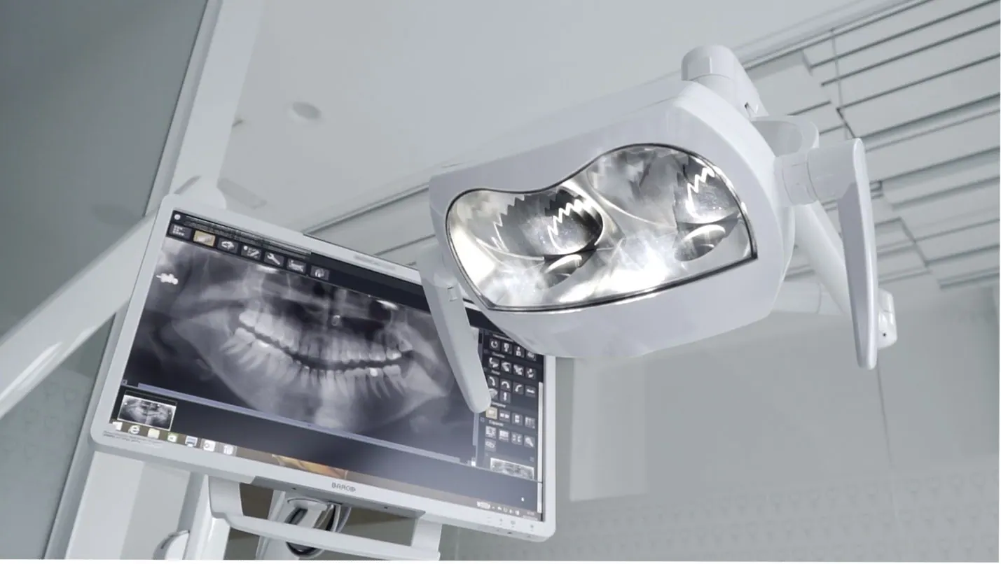 Lámpara de tratamiento y radiografía en pantalla