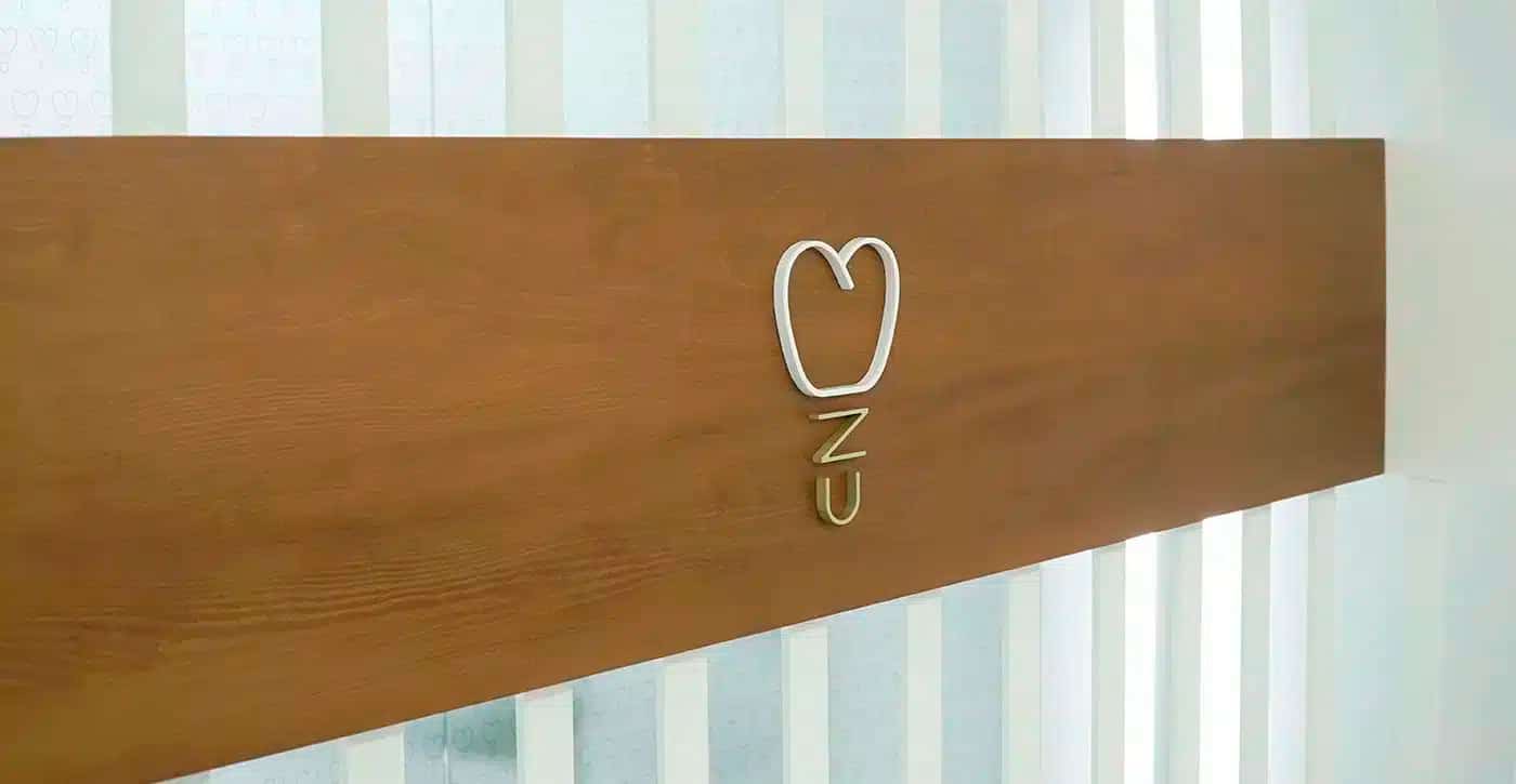 logotipo clinica dental ziortza ugarte sobre madera
