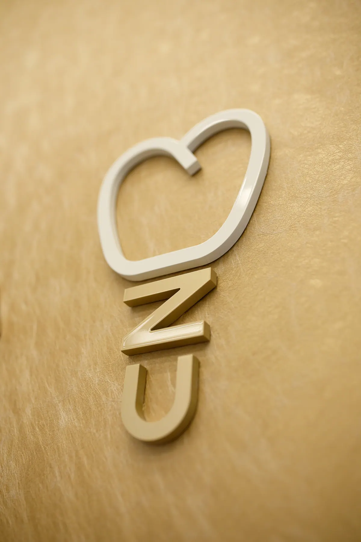 Logotipo dorado de Ziortza Ugarte en relieve