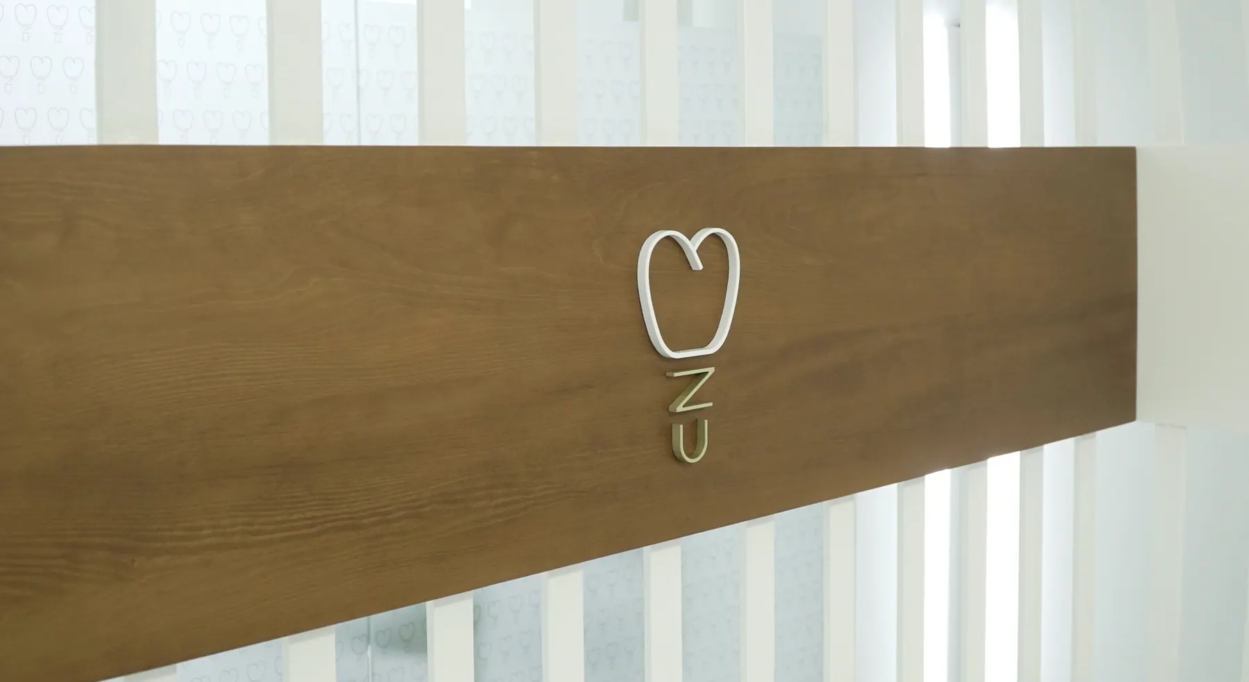 Logotipo de Ziortza Ugarte sobre panel de madera