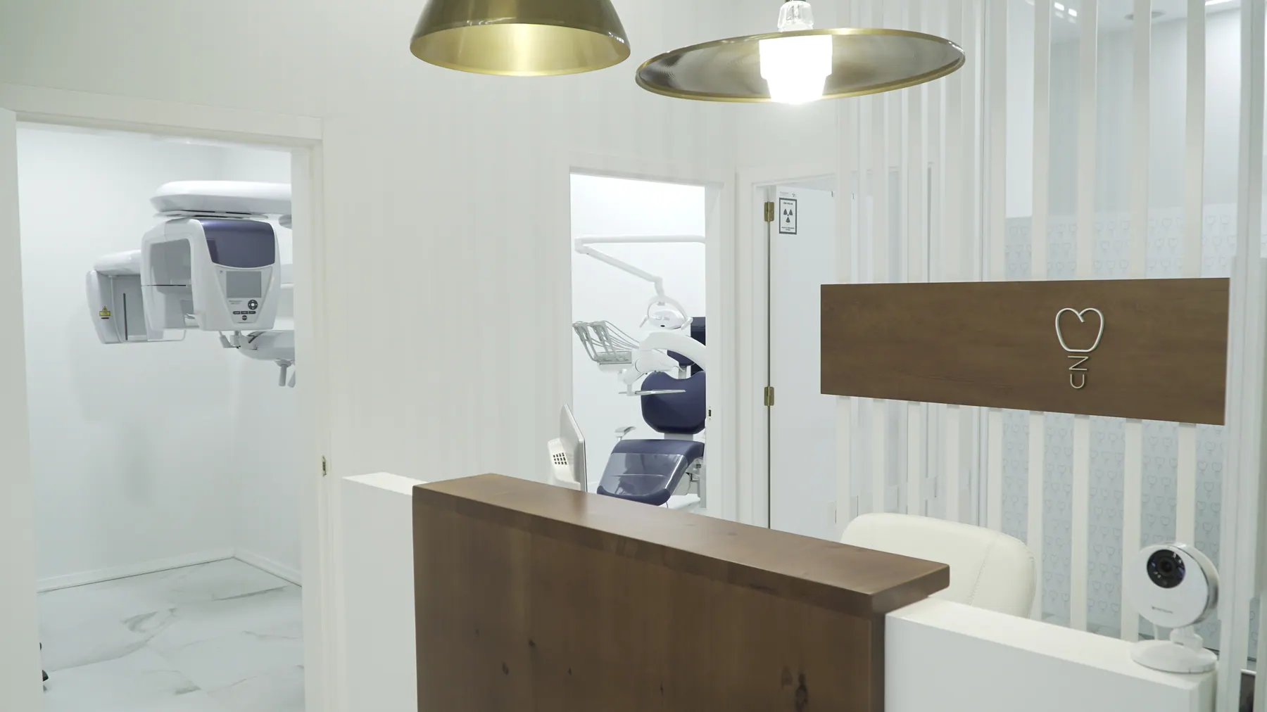 Mostrador de recepción con la sala de radiología al fondo