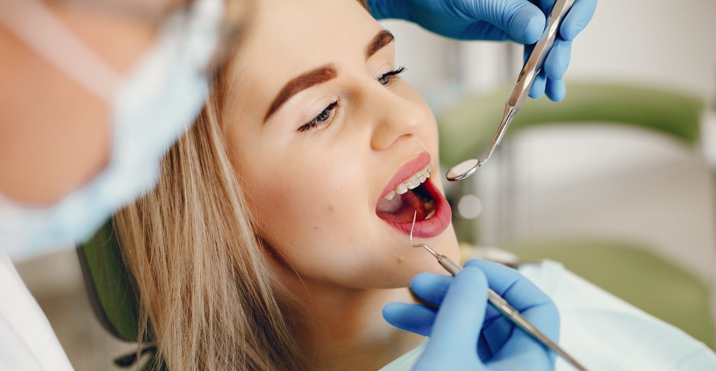mujer con ortodoncia en el dentista
