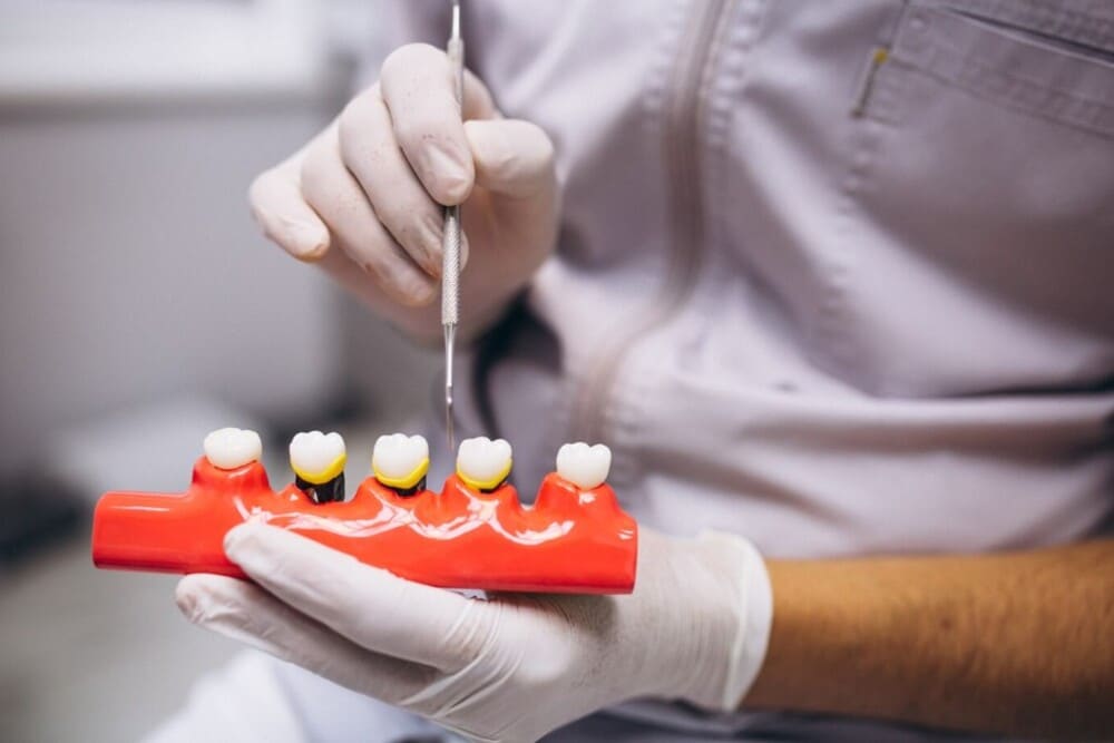mujer explicando efectos periodontitis no tratada