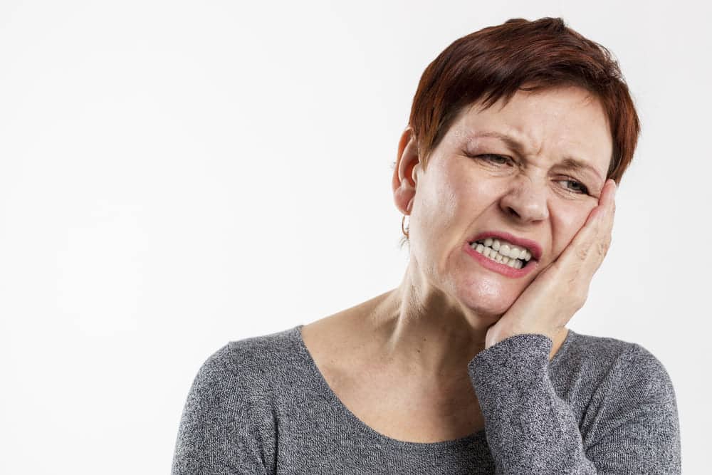 mujer mayor sensibilidad dental