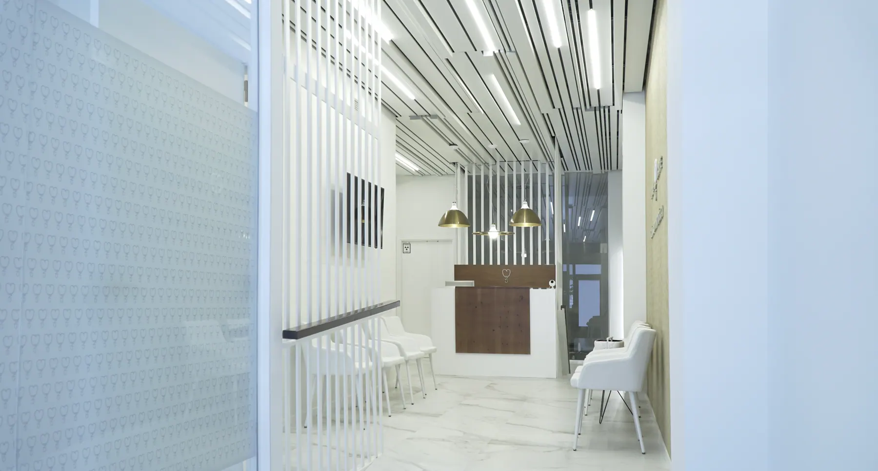 Pasillo y sala de espera de la clínica dental vistos desde la entrada