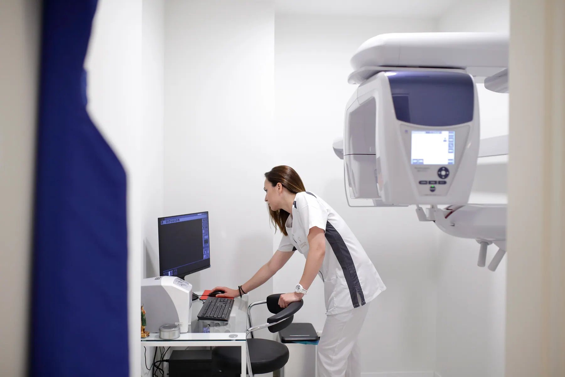 Profesional de la clínica manejando el equipo de radiología 3D