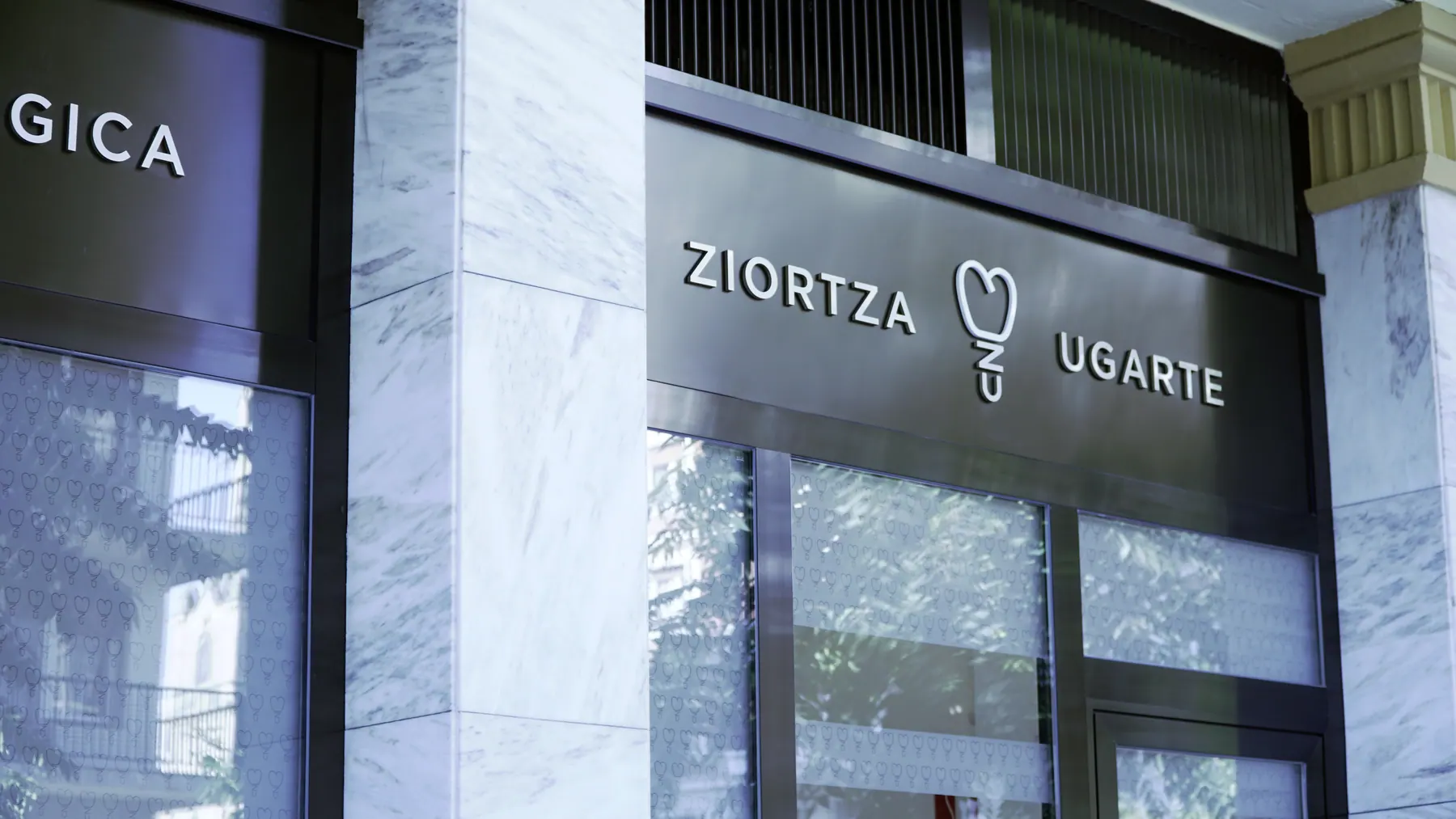 Rótulo de Ziortza Ugarte en la fachada de la clínica dental de Gros, Donostia