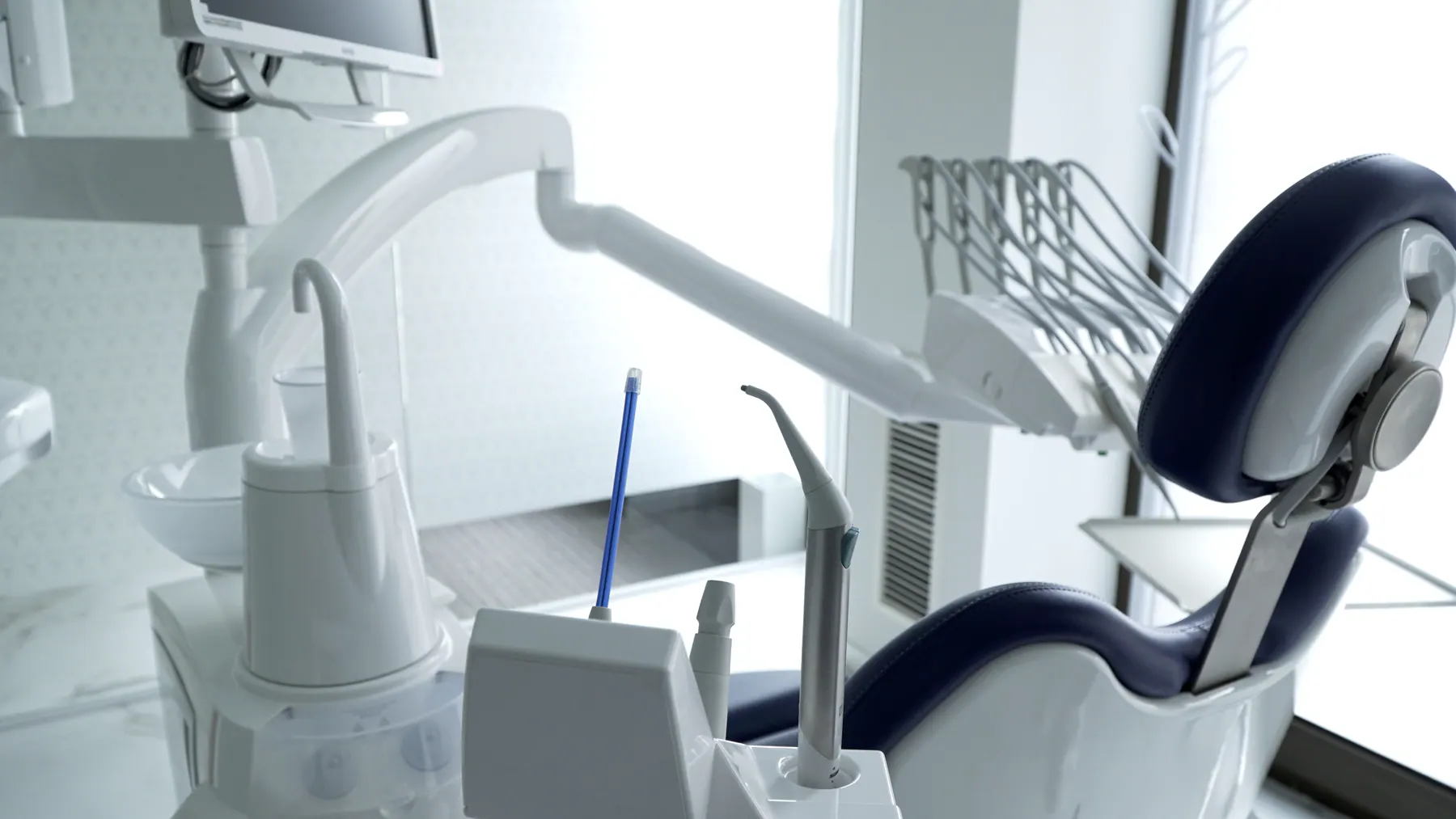 Sillón azul y lámpara de tratamiento en la clínica dental