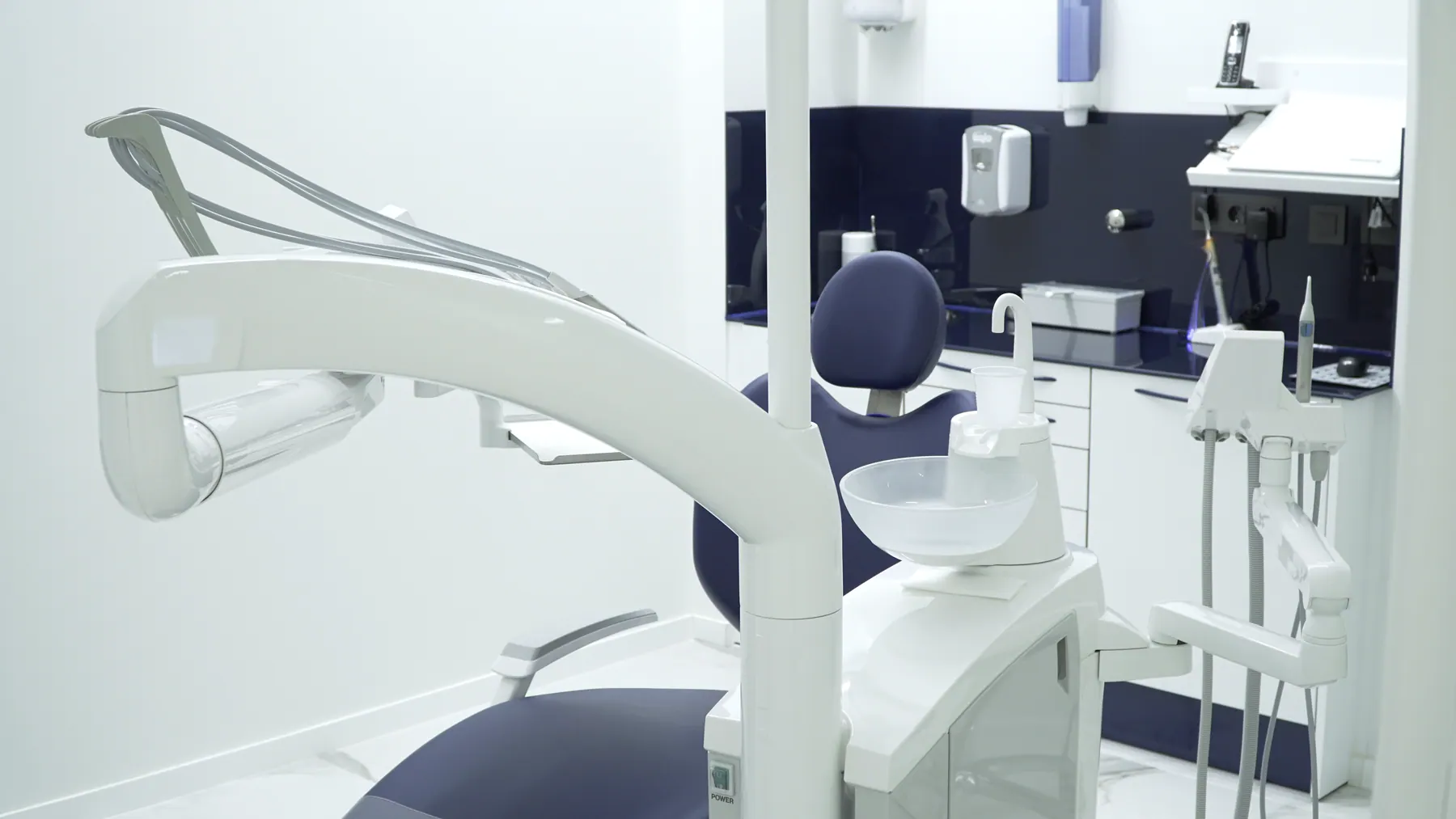 Sillón dental e instrumental del gabinete