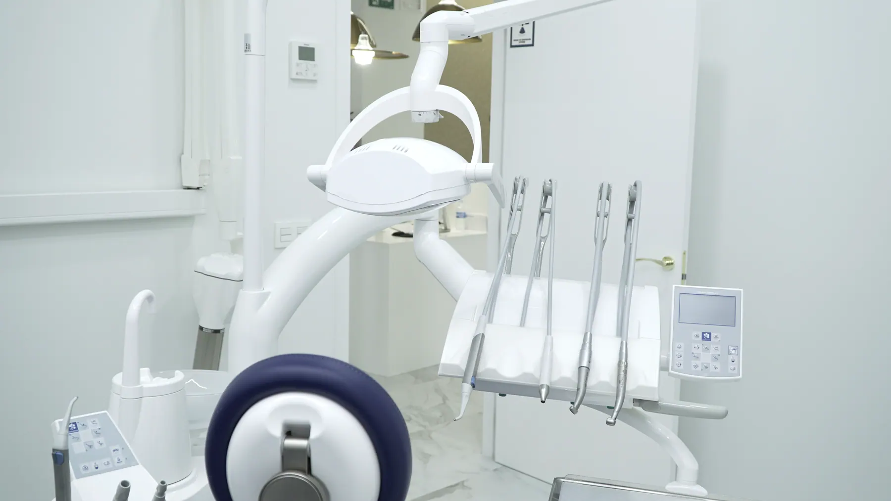 Sillón dental con lámpara e instrumental en el gabinete
