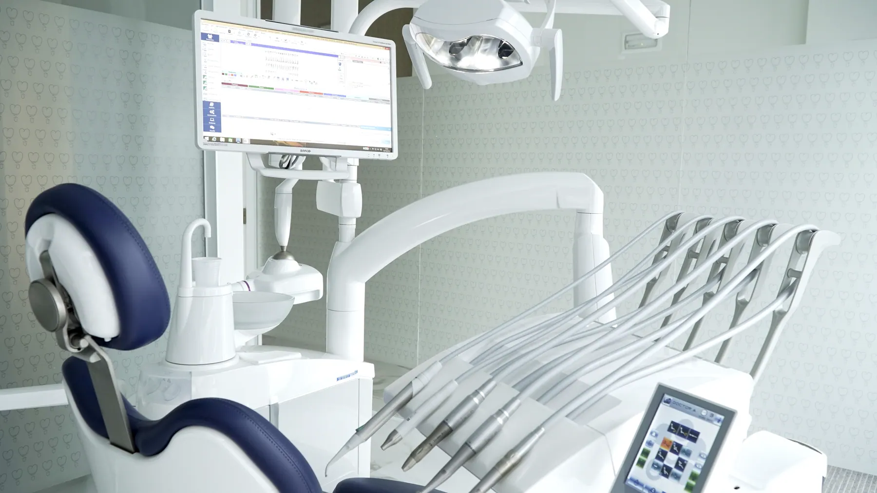 Sillón dental con instrumental y pantalla de control en la clínica