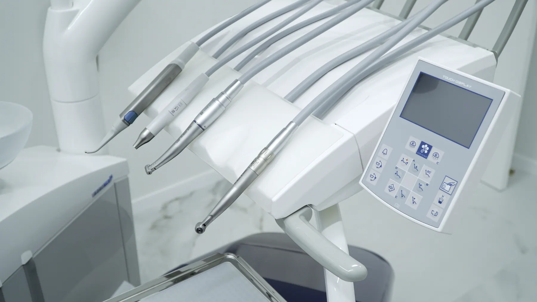 Turbinas y pantalla táctil de un sillón dental de la clínica